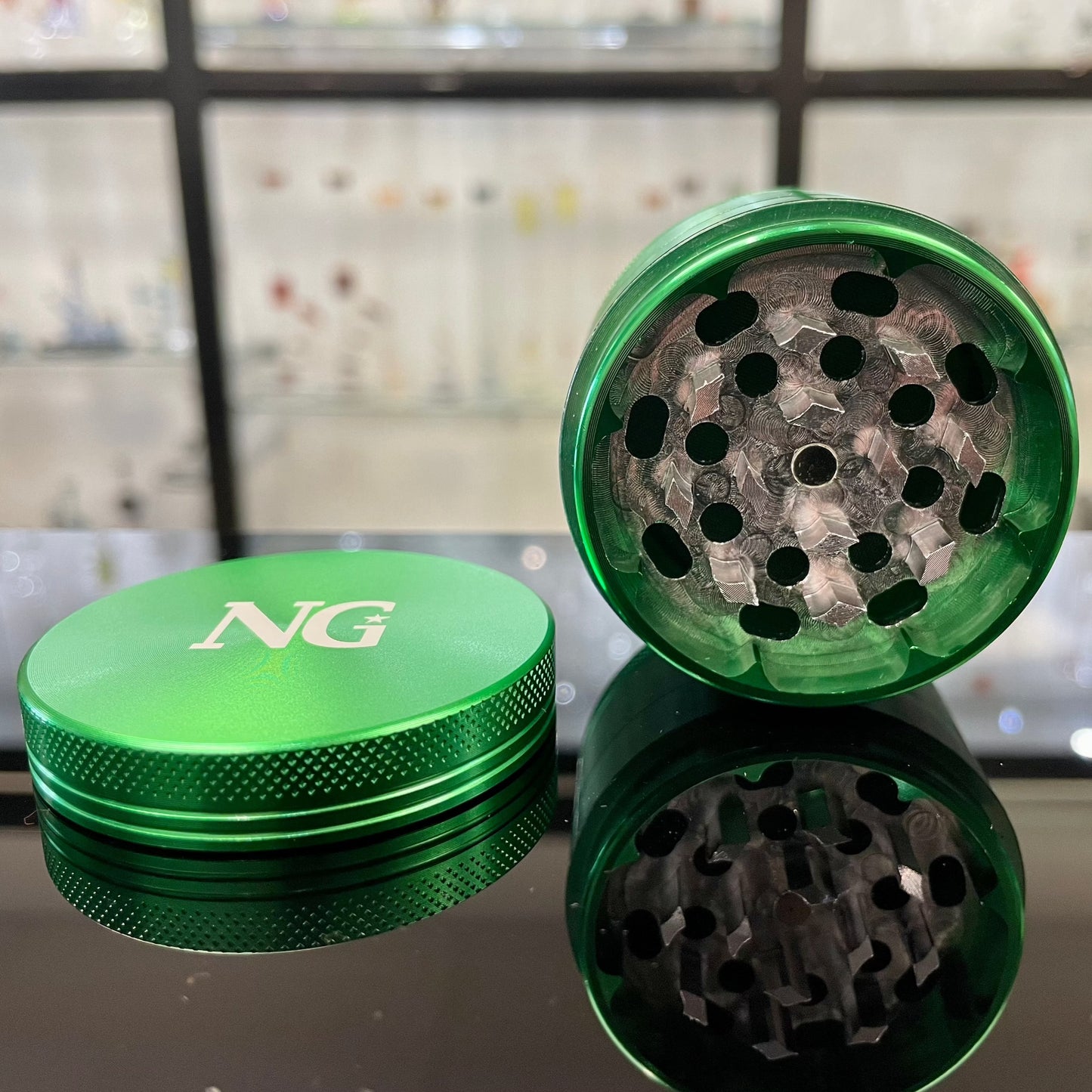 Nice Glass Medium 4pc Hard Top Grinder