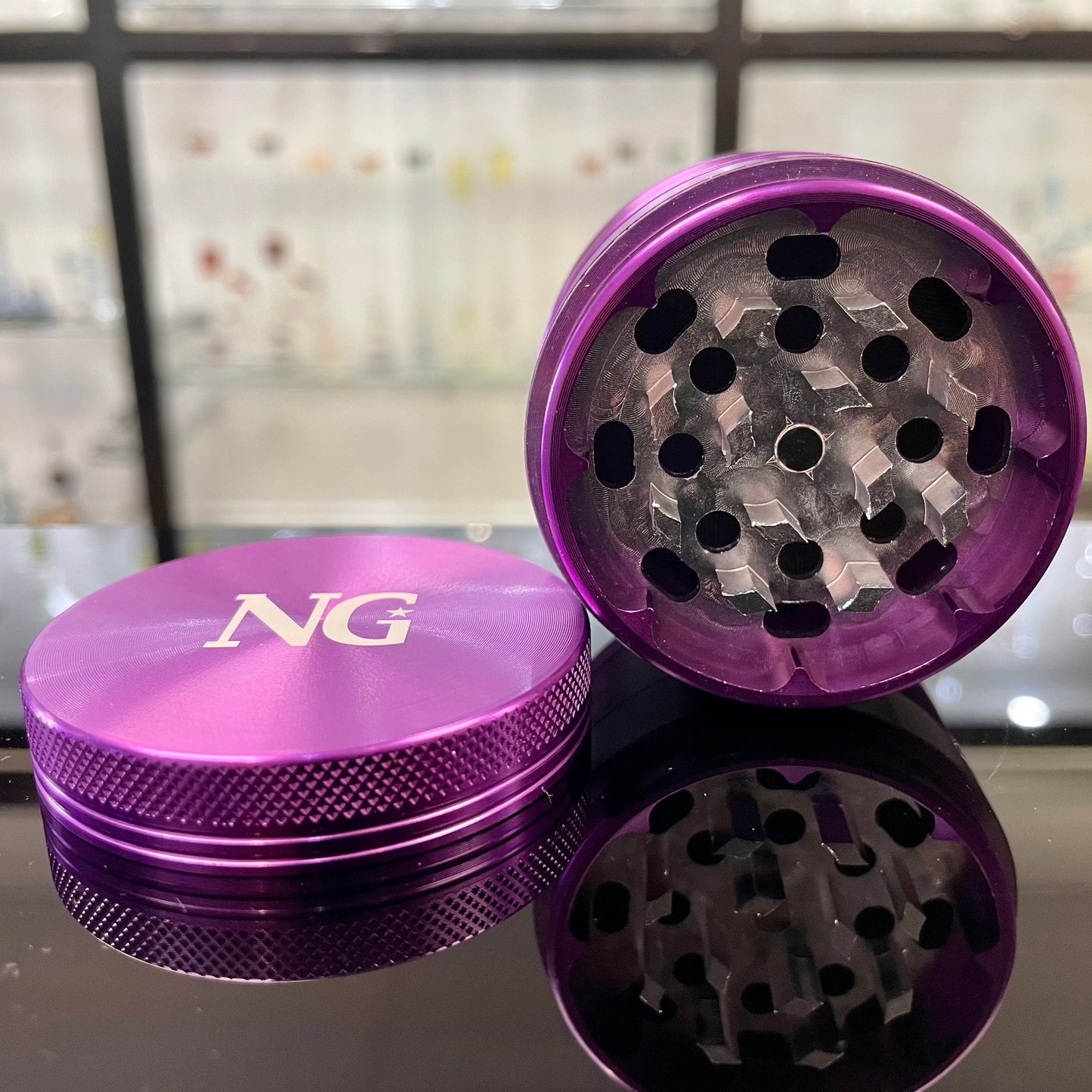 Nice Glass Medium 4pc Hard Top Grinder